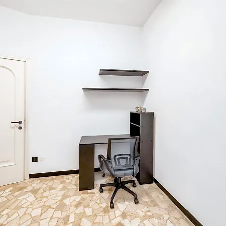 Private Parking  A Due Passi Dalla Stazione