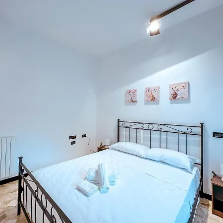 Private Parking A Due Passi Dalla Stazione Apartament