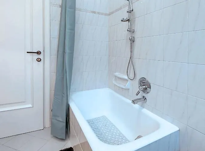 Private Parking A Due Passi Dalla Stazione Rapallo