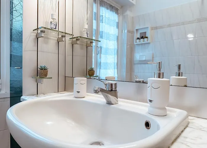 Private Parking A Due Passi Dalla Stazione Apartment