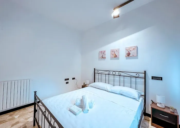 Private Parking A Due Passi Dalla Stazione Apartment