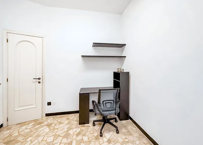 Private Parking A Due Passi Dalla Stazione