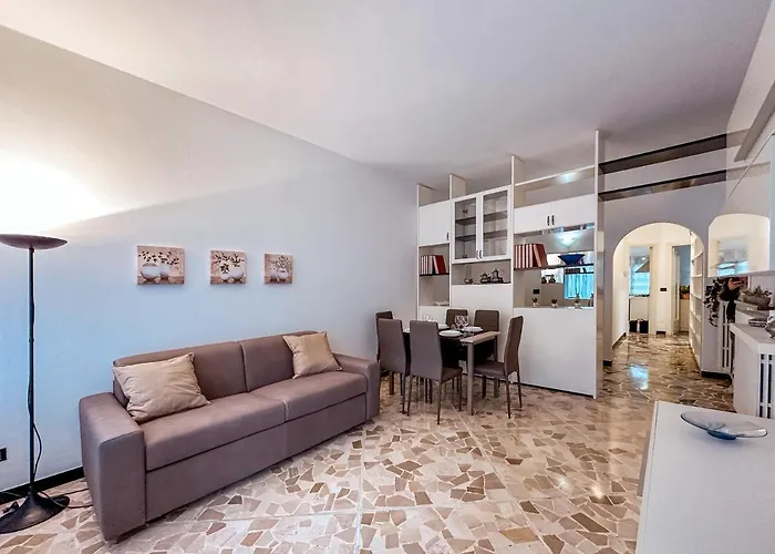 Private Parking A Due Passi Dalla Stazione Apartment